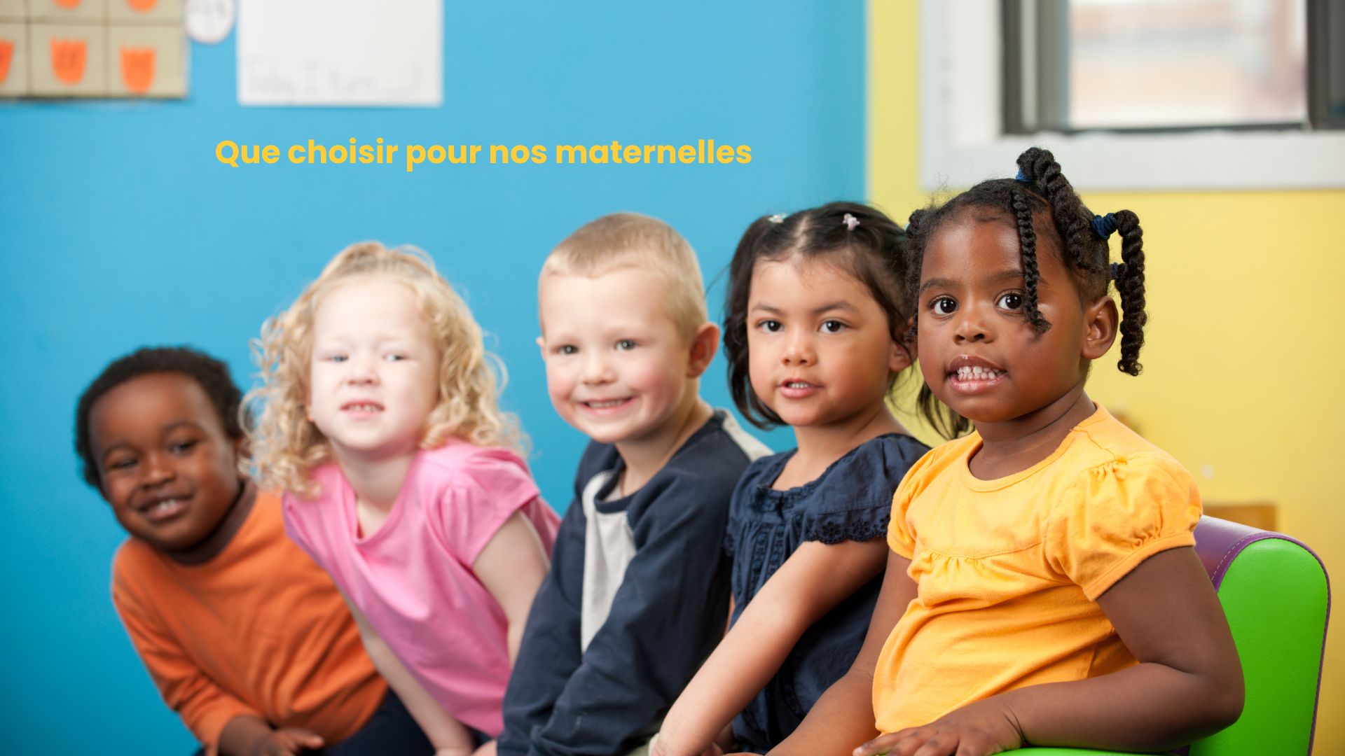 Enfants de maternelle assis côte à côte : quel cadeau choisir pour un enfant de 3 à 5 ans