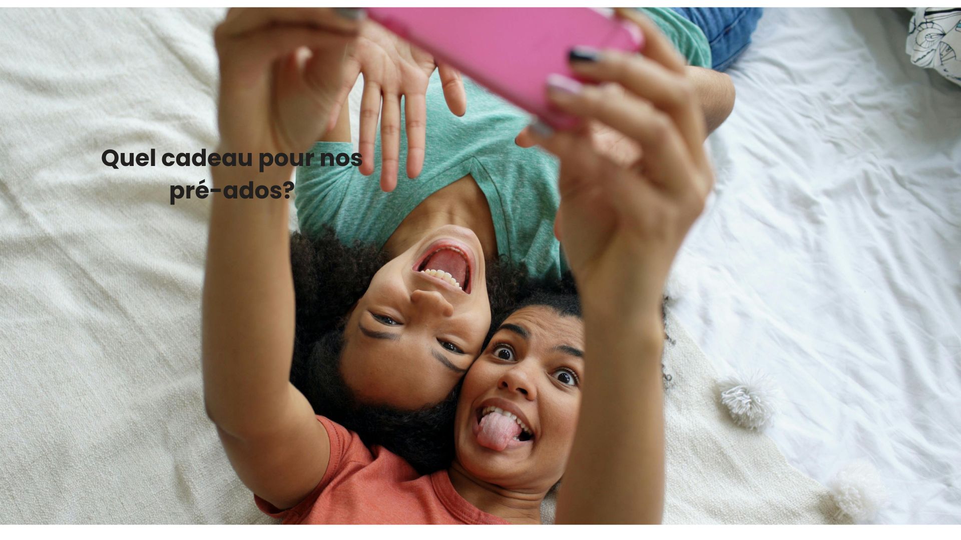 Deux pré-adolescents allongés prenant un selfie : quel cadeau pour les 11-14 ans